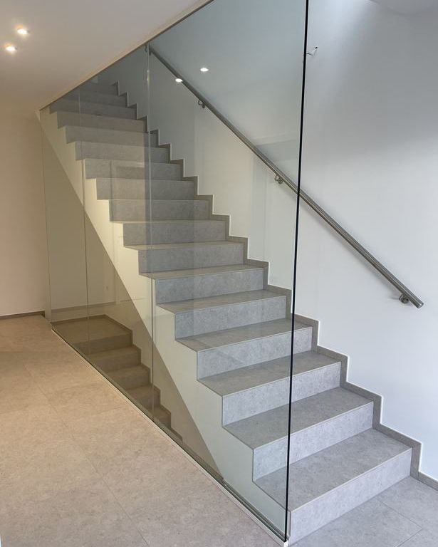 Escalier habillé de pierre, garde-corps en verre
