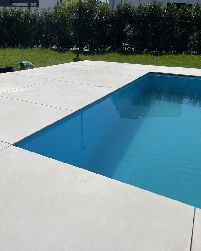Plage de piscine en dalles sur plots, Differdange