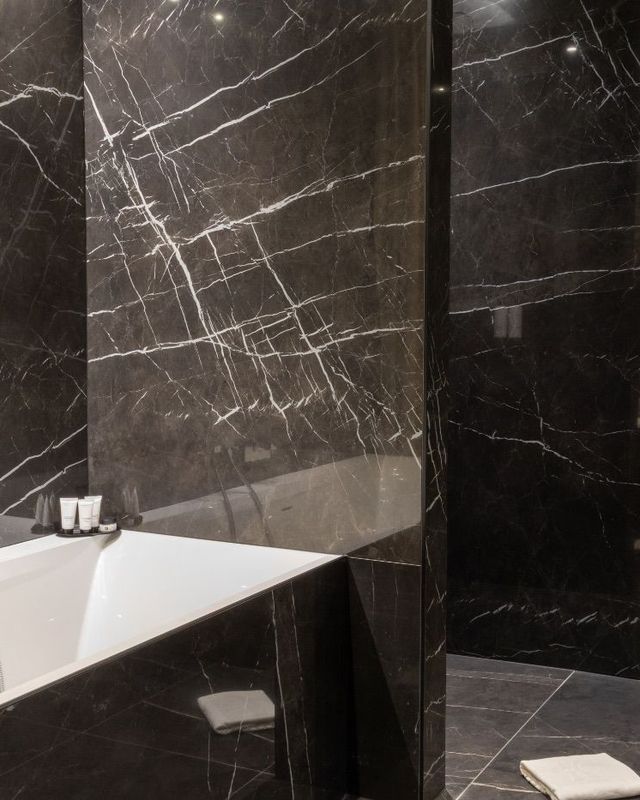 Salle de bains en marbre noir, suite du Domaine de la Klauss