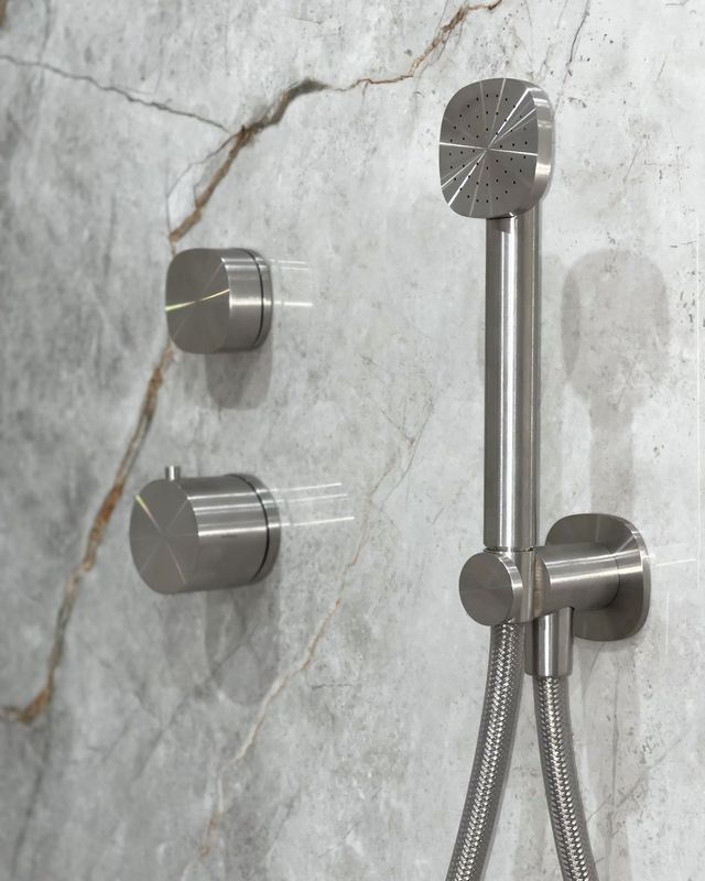 Ensemble de douche Quadro Design sur marbre veiné