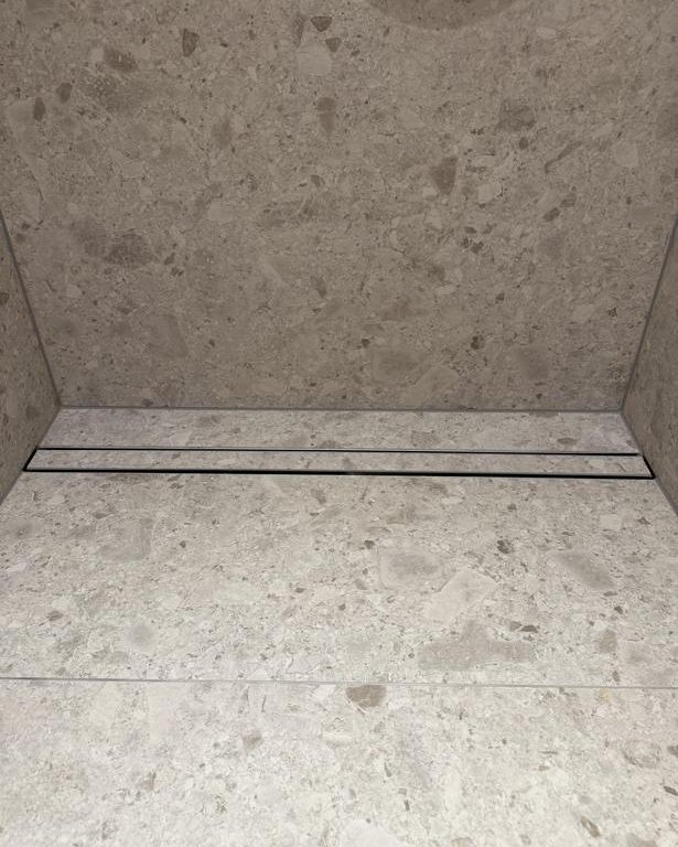 Caniveau de douche encastré, détail de pose