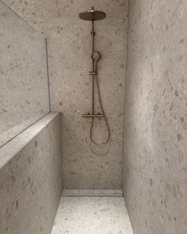 Douche à l'italienne, colonne finition bronze