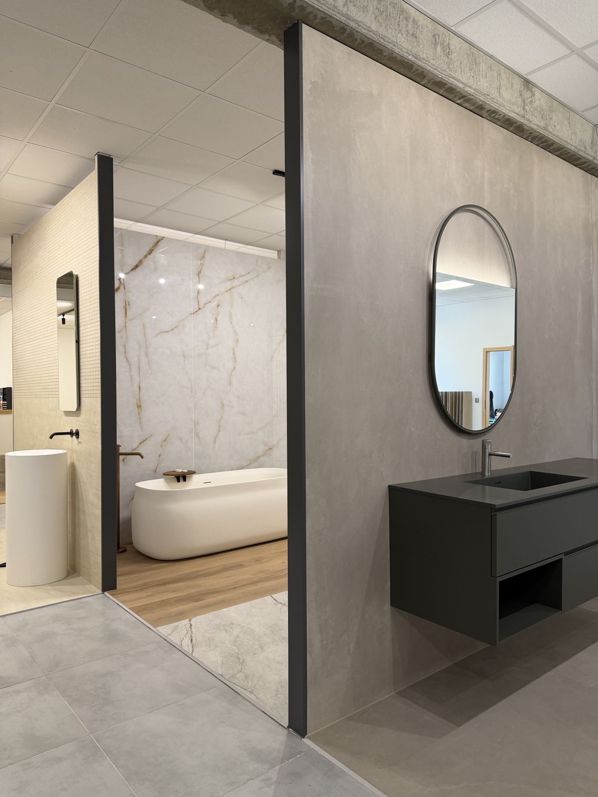 Le showroom ESD : cloison grand format, baignoire îlot et meuble vasque