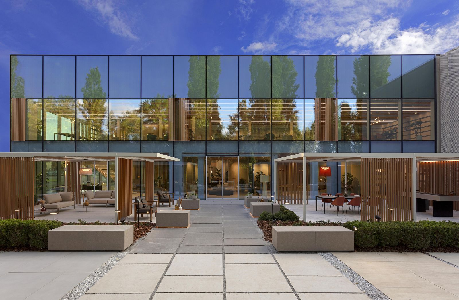 Showroom d'une usine partenaire : façade vitrée et terrasse en grands formats